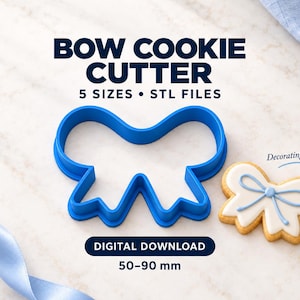 Peut inclure: Un emporte-pièce bleu en forme de nœud avec le texte BOW COOKIE CUTTER 5 SIZES STL FILES DIGITAL DOWNLOAD 50-90 mm. À côté se trouve un biscuit en forme de nœud décoré d'un glaçage blanc et d'une ligne bleue, avec le texte Decorating idea.