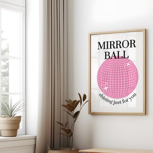Könnte beinhalten: Eine rosa Spiegelkugel mit dem Text "MIRROR BALL shining just for you" in Schwarz auf weißem Hintergrund.