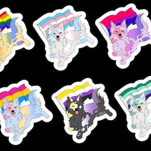 Peut inclure: Six autocollants représentant des chiens de dessin animé tenant des drapeaux de la fierté. Chaque chien est coloré pour correspondre au drapeau qu'il tient, y compris les drapeaux arc-en-ciel, transgenres, bisexuels, pansexuels, non binaires et gays.