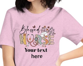 Blessed Nurse Retro Groovy Tee mit Wildblumen Vintage-inspiriertes Shirt für stilvolle Mediziner