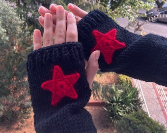 Schwarze Fingerlose Handschuhe mit einem roten Häkelstern