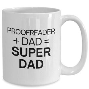 Peut inclure: Une tasse à café en céramique blanche avec du texte noir qui dit "Proofreader + Dad = Super Dad".