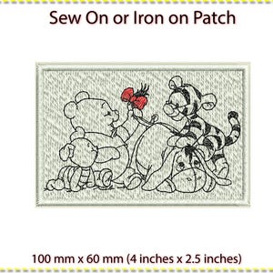 Könnte beinhalten: Gestickter Aufnäher mit Winnie Puuh, Tigger, Ferkel und Eeyore. Der rechteckige Aufnäher ist 10 cm x 6 cm groß und enthält den Text "Sew On or Iron on Patch". Die Charaktere sind schwarz umrandet mit einer roten Schleife.
