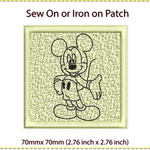 Op de afbeelding: Zwart-witte strijk- of naai-patch met een cartoon afbeelding van Mickey Mouse. De patch is 70 mm bij 70 mm.