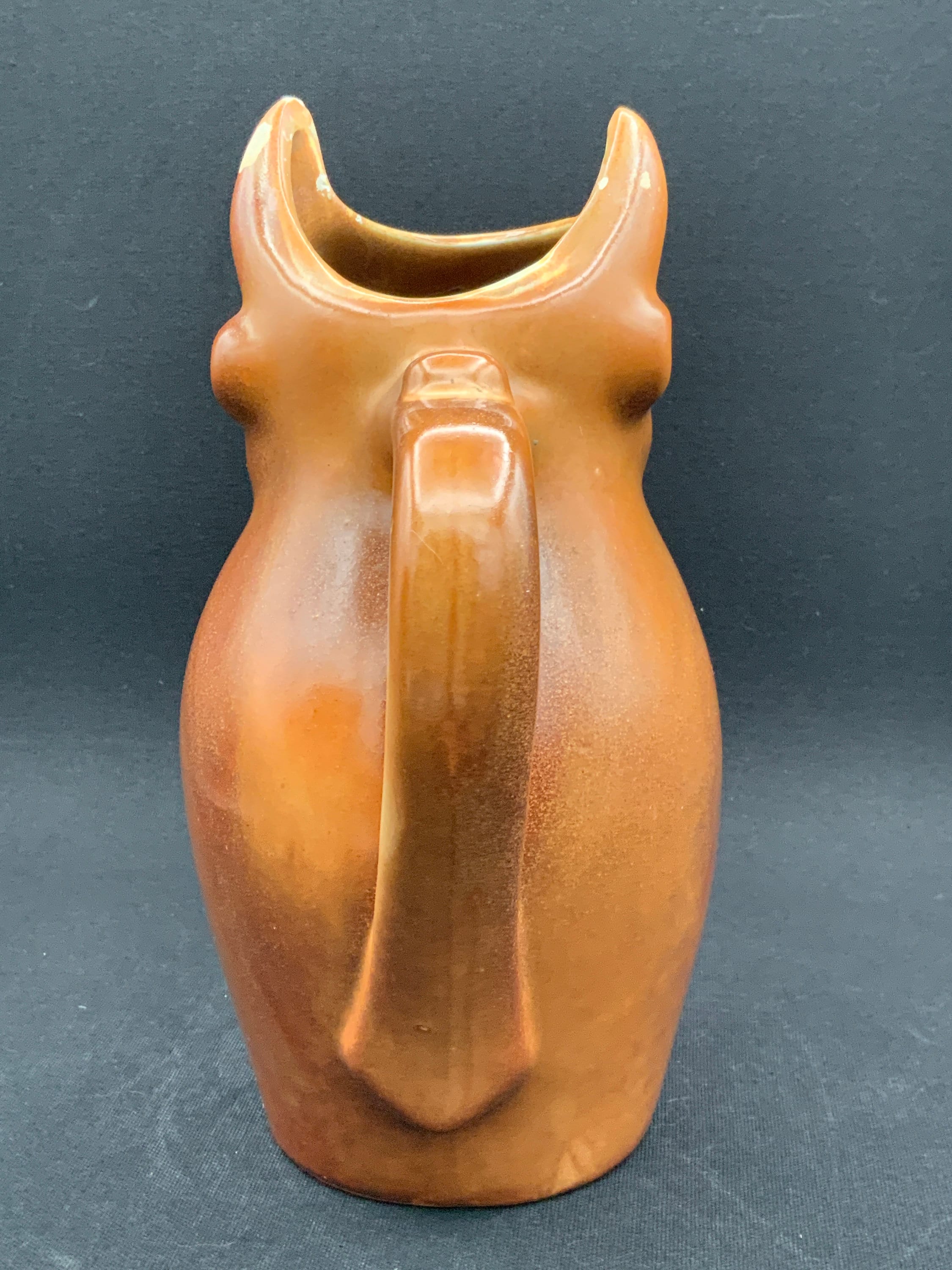 手作りのブルピッチャー、素朴な陶器の水差し、ドリンク用の動物