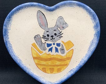 Keramische onderzetter met konijn en hart, decor boerderij keuken