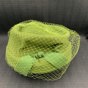 Vintage Forest Green Fascinator with Netting, Retro Headpiece, Women&#39;s Hair Accessory, Elegant Headwear, Party Wear