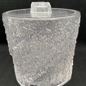 Vintage Mid Century Modern 1970er Jahre Gedrehter Lucite Klarer Acryl-Eiskübel mit Eistextur Retro Modernist Design Space Age Kunststoff 1970er 80er Jahre