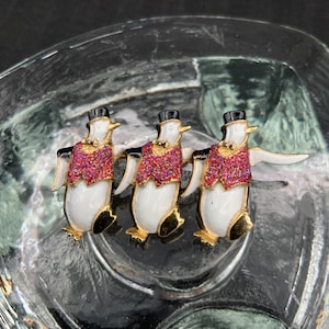 Vintage Enamel Christmas Brooch Pin, Dancing Penguins Jewelry, Holiday Penguin Pin, Festive Lapel Pin, Winter Animal Brooch