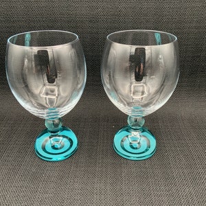 Blue Swirl Weingläser, Vintage mundgeblasene Glaswaren, einzigartige Stemware, Bar Warenkorb Dekor, Geschenk für sie
