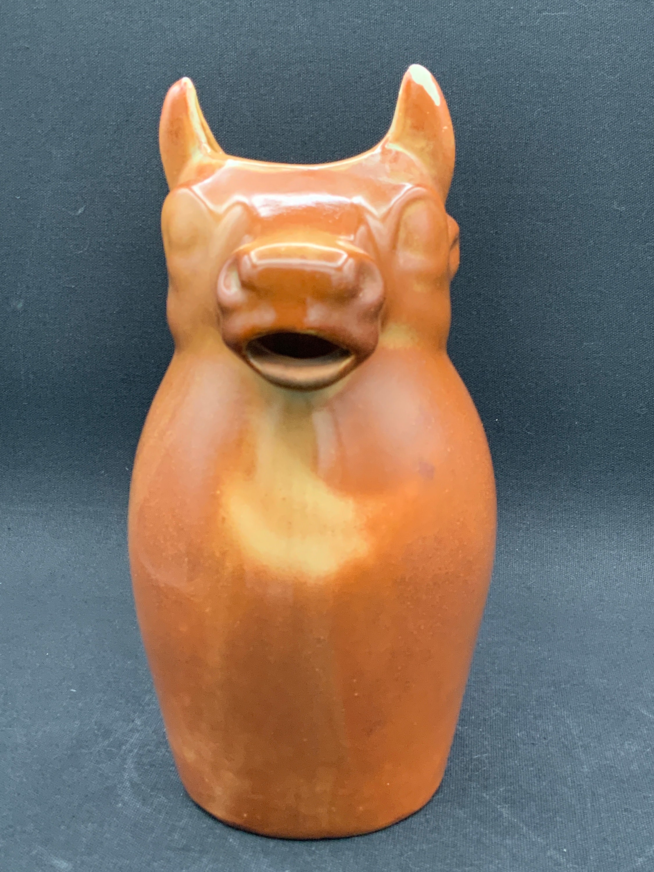 手作りのブルピッチャー、素朴な陶器の水差し、ドリンク用の動物