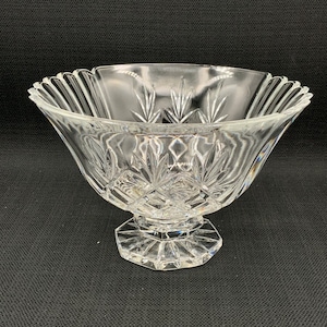 Vintage Crystal Vase Centerpiece: Elegant Wedding Table Decoration
