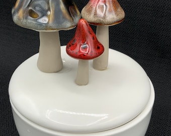 Tarro de cerámica para guardar setas, decoración rústica campestre con temática de bosque.