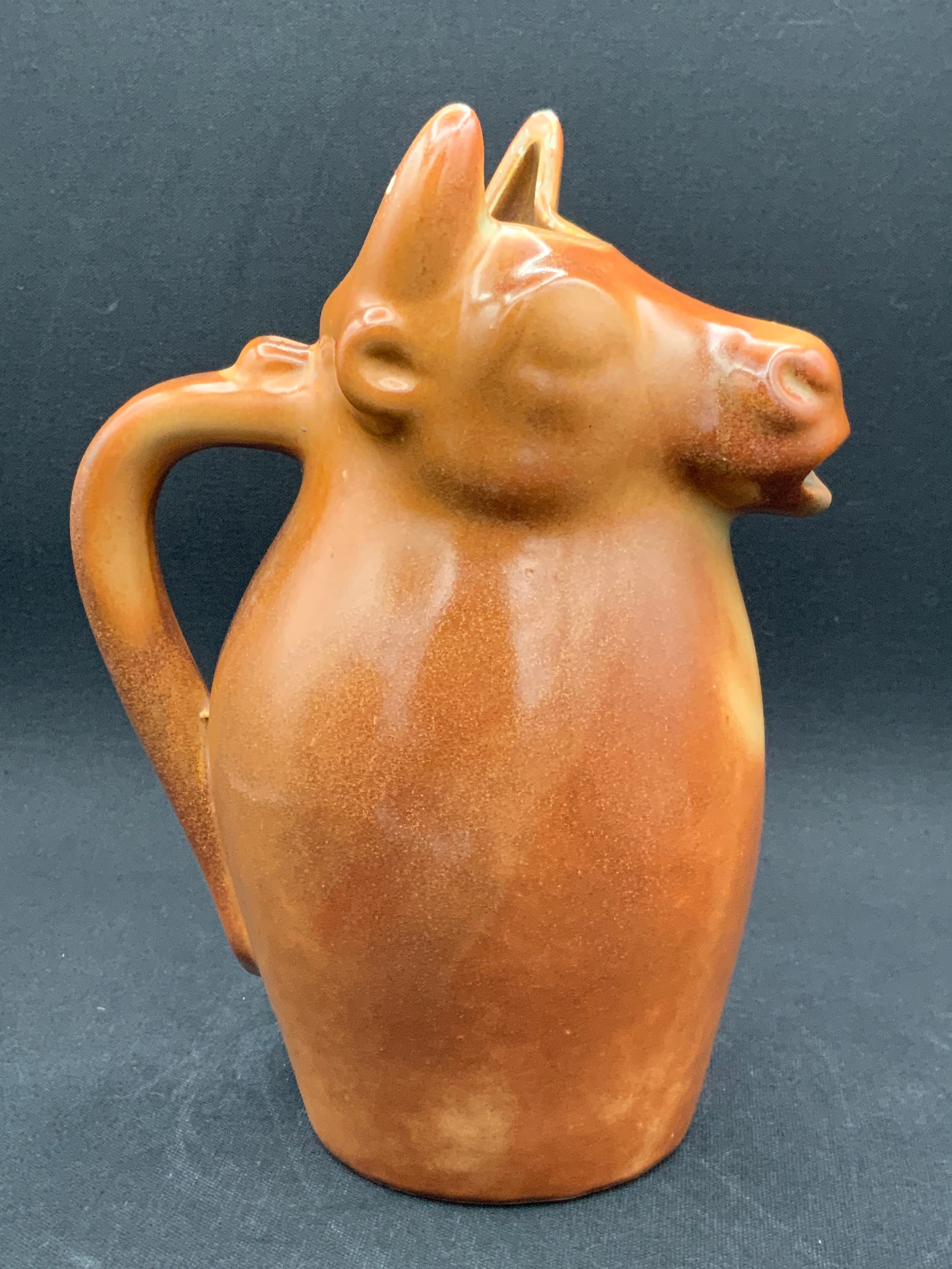 手作りのブルピッチャー、素朴な陶器の水差し、ドリンク用の動物