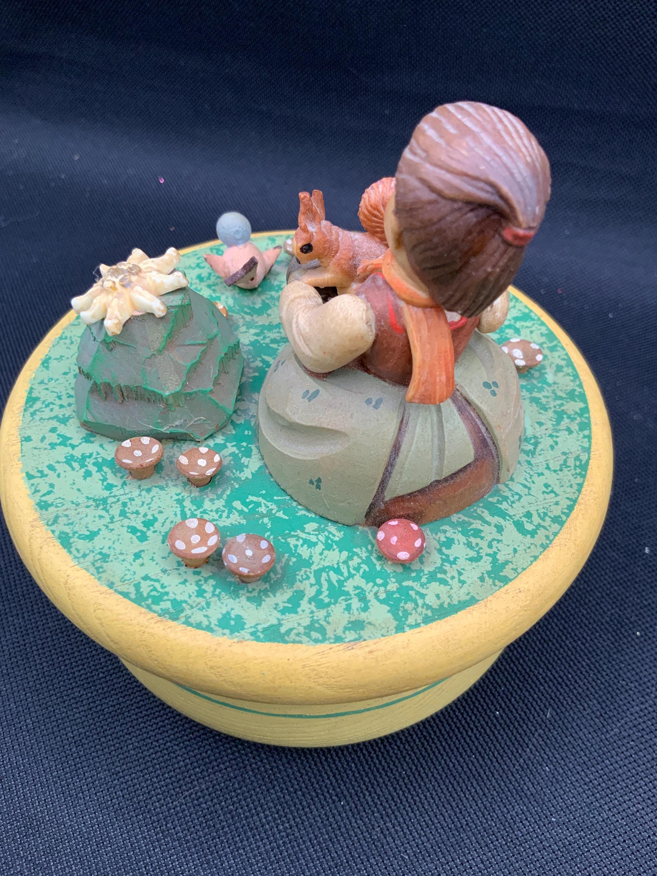 ハンドクラフト　置物　vintage Handcrafted Anri Wooden Music Box, German Craftsmanship, Alpine