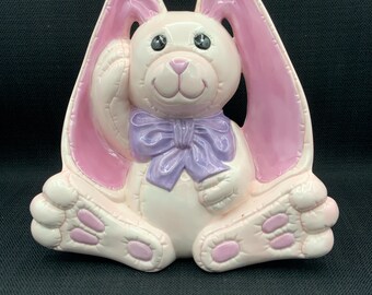 すぐに発送可能、ピンクの花のネックレスが付いた陶器のウサギ