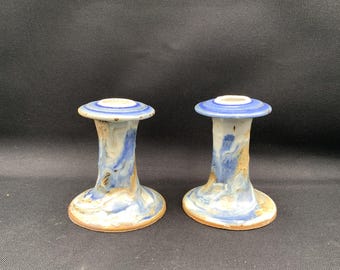 Candelabros de cerámica mexicana vintage, con esmalte de goteo de lava azul y blanca.