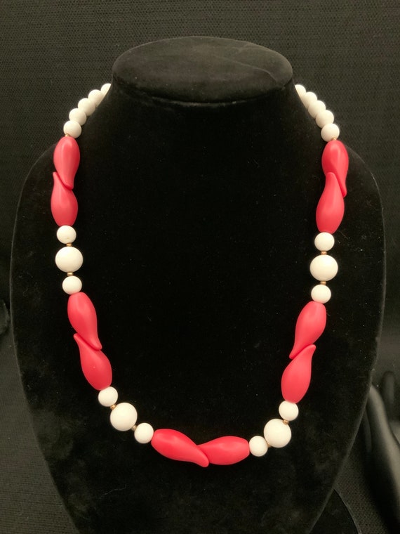 Vintage Red White Bead Necklace from the 1950s, Re