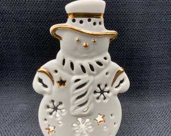 Portavelas Lenox Bright Christmas con forma de muñeco de nieve, ideal para velas pequeñas, con un acogedor brillo invernal.