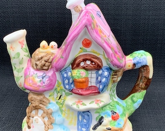 手描きのコテージ風ティーポット、風変わりな鳥小屋デザイン