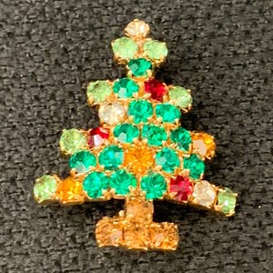 Vintage Christmas Tree Pin, Holiday Brooch, Festive Lapel Pin, Retro Christmas Jewelry, Seasonal Accessory, Stocking Stuffer