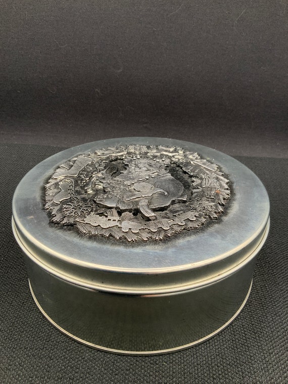 明治生命50周年記念菓子入れVintage Japanese pewter Vintage Metzke Christmas Pewter Cookie Tin, Santa Wreath Design