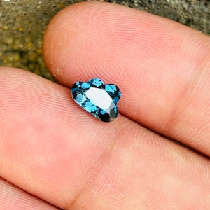 Natural London Blue Topaz Cloud Cut Gemstone (1.35 Carat)