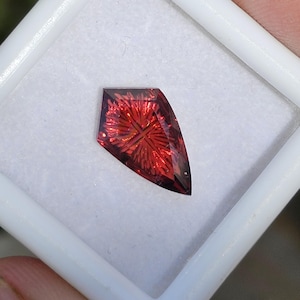 Natürlicher Mosambik Granat Kite 2.63 Karat, Präzisions Fantasy Schliff, Lupen sauber, Made By JkGemsJewels