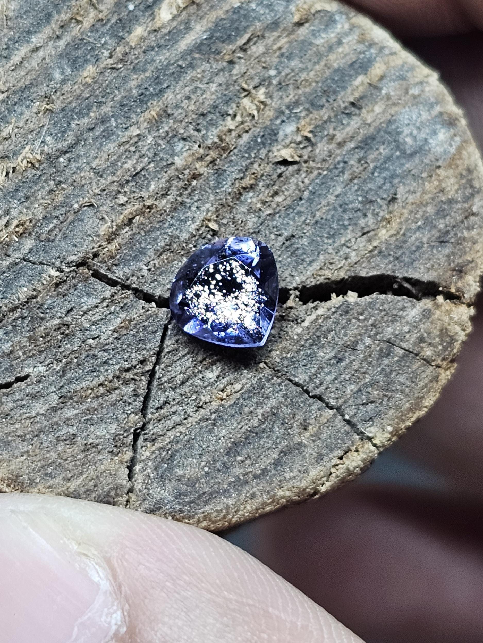 ⭐︎天然石　アイオライト　サンストーン共生　ハート 天然アイオライトサンストーン ハートシェイプ 宝石：0.60カラット、12