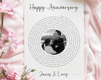 Könnte beinhalten: Ein Schwarzweißfoto eines Paares in einem runden Rahmen mit den Texten des Songs "Back in Black" von AC/DC, die das Foto umgeben. Der Text unten im Rahmen lautet "James & Lucy" und "Happy Anniversary".