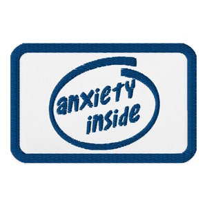 Könnte beinhalten: Ein weißer Patch mit einem blauen Rand und einem blauen Kreis mit dem Text "anxiety inside" in weiß.