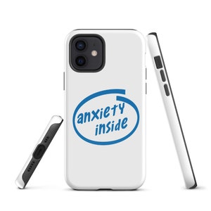 Puede incluir: Carcasa blanca para iPhone con un círculo azul y el texto "anxiety inside" en azul, escrito a mano.