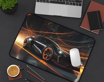Peut inclure: Tapis de souris noir avec une voiture de sport noire et orange en mouvement. L'image présente des effets de lumière et un arrière-plan urbain flou. Une souris blanche et des fournitures de bureau sont visibles.