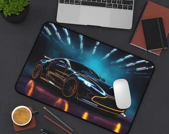 Peut inclure: Tapis de souris noir avec un design de voiture de sport futuriste et des détails jaune néon. La voiture est placée sur un fond bleu et noir avec un effet de tunnel. Une souris blanche et d'autres fournitures de bureau sont sur la surface sombre.