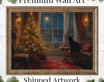 Può includere: Un dipinto incorniciato che rappresenta una scena invernale innevata con un albero di Natale illuminato, un gatto nero seduto su un divano e una finestra con vista su una notte illuminata dalla luna. Il dipinto è in una cornice di legno rustica.