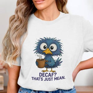 Camiseta divertida de pájaro cafetero, "Descafeinado con maldad", dibujo de pájaro, camiseta original para amantes del café, camiseta gráfica novedosa