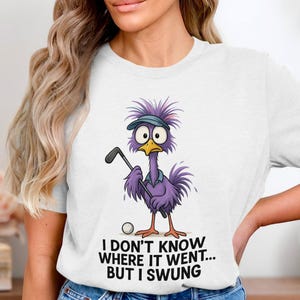 Camiseta divertida de pájaro golfista, camiseta de animal de dibujos animados, camiseta con humor golfista, regalo de golf novedoso, frase "I Swung", ropa de golf única, diseño de pájaro adorable