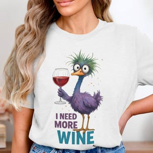 Camiseta "Necesito más vino", divertida camiseta de avestruz para amantes del vino, camiseta para bebedores de vino, camiseta de pájaro de dibujos animados, camiseta peculiar, idea de regalo de vino, camiseta de alcohol