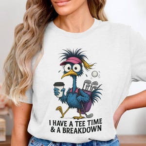 Camiseta de pájaro golfista, divertida para la hora del tee, diseño de averías, camiseta de golf única, regalo para golfistas, dibujo de pájaro de dibujos animados, camiseta de golf novedosa