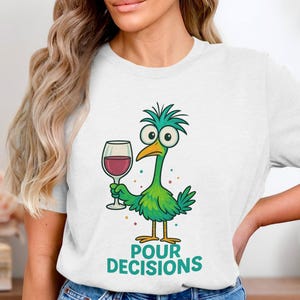 Camiseta de pájaro divertido, camiseta de "Sirve decisiones", camiseta de pájaro de dibujos animados con vino, camiseta divertida de beber, camiseta de animal lindo, camiseta de fiesta