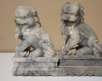 Par de estatuas de león guardián chino de perro Foo de piedra tallada con aspecto de mármol gris.