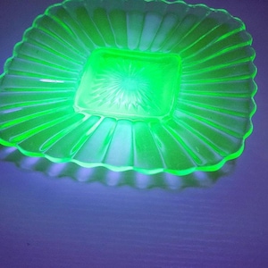 Plat vintage carré en verre d'uranium, vaseline verte dépression réactive aux UV