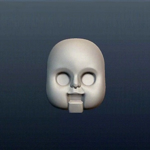 Può includere: Una testa di bambola bianca con un'espressione semplice e vuota. La bambola ha occhi grandi e rotondi, un naso piccolo e la bocca chiusa.