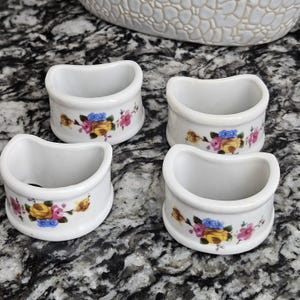 Vintage 4 Piece Porcelain Napkin Ring Set Floral Rose Flowers Pattern Tableware