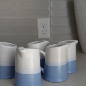 Sauce restaurant vintage ou pichet de service couleur blanc et bleu clair bicolore