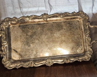 Bandeja vintage plateada de 55 cm de largo, estilo victoriano, ornamentada y con borde festoneado.