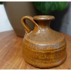 vase vintage bourgeon de poterie en grès brun avec poignée signé par l&#39;artiste