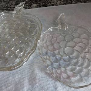 Puede incluir: Dos platos de servir de vidrio transparente con forma de uva. Los platos están hechos de vidrio transparente y tienen un diseño de uva en relieve. Los platos son perfectos para servir fruta, aperitivos o entremeses.
