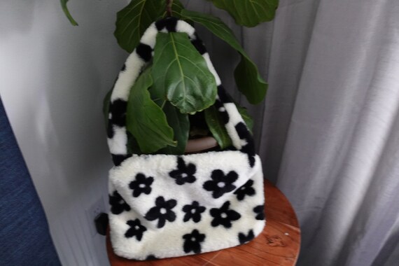 Fluffy Flower Print Shoulder Bag: Fuzzy Black White Purse