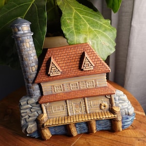 Placa de pared vintage de los años 80 con escena de faro y casa pintada a mano